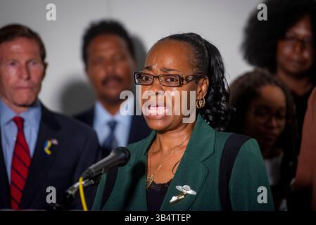 Juni 2022, Washington, District of Columbia, USA: Kimberly Salter, links, Ehefrau von Tops Security Guard Aaron Salter, Jr., die bei der Massenerschießung im Supermarkt Buffalo, New York, starb, hält Bemerkungen im Anschluss an eine Anhörung des Senats zur Untersuchung der Bedrohung durch den Terrorismus im Hart Senate Office Building in Washington, DC, Dienstag, 7. Juni 2022 (Kreditbild: © Rod Lamkey/CNP via ZUMA Press Wire) Stockfoto