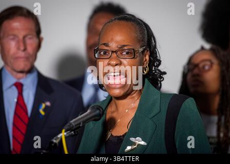 Juni 2022, Washington, District of Columbia, USA: Kimberly Salter, links, Ehefrau von Tops Security Guard Aaron Salter, Jr., die bei der Massenerschießung im Supermarkt Buffalo, New York, starb, hält Bemerkungen im Anschluss an eine Anhörung des Senats zur Untersuchung der Bedrohung durch den Terrorismus im Hart Senate Office Building in Washington, DC, Dienstag, 7. Juni 2022 (Kreditbild: © Rod Lamkey/CNP via ZUMA Press Wire) Stockfoto