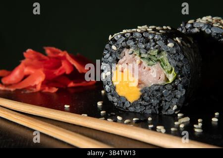 Schwarzer Reis. Brötchen mit Käse, Schinken und Gurke. Sticks und Ingwer werden in der Nähe des Landes geleckt. Stockfoto