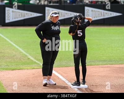 22. Mai 2022: UCF-Cheftrainer Cindy Ball-Malone spricht mit UCF-Outfielderin Denali Schappacher (5) während der NCAA Orlando Regional Softball-Action zwischen UCF und Michigan. UCF steigt in die Super Regionals auf, nachdem sie Michigan 9-4 im UCF Softball Complex in Orlando, FL Romeo T Guzman/SDSU besiegt hat (Foto: © Romeo Guzman/CSM via ZUMA Press Wire) Stockfoto