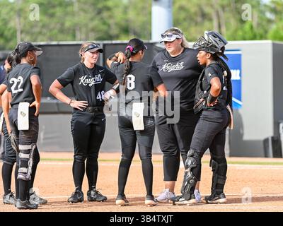 22. Mai 2022: UCF-Cheftrainer Cindy Ball-Malone besucht den Hügel während der NCAA Orlando Regional Softball Spiel Action zwischen UCF und Michigan. UCF steigt in die Super Regionals auf, nachdem sie Michigan 9-4 im UCF Softball Complex in Orlando, FL Romeo T Guzman/SDSU besiegt hat (Foto: © Romeo Guzman/CSM via ZUMA Press Wire) Stockfoto