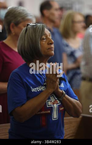 25. Mai 2022, Uvalde, Texas, USA: Eine Frau betet während einer Messe für Opfer der Robb Elementary School-Schießerei in der Sacred Heart Church. (Foto: © Jerry Lara/San Antonio Express-News via ZUMA Press Wire) Stockfoto