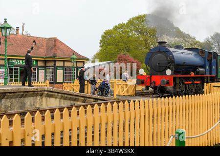 Dampfzug zur Havenstreet Station auf der Havenstreet Steam Railway, Isle of Wight, Großbritannien Stockfoto