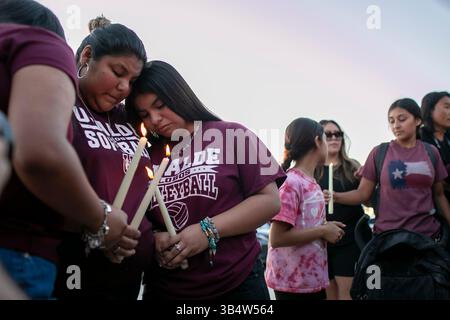 25. Mai 2022, Uvalde, Texas, USA: Die Menschen trösten einander nach einer Mahnwache in der Uvalde County Fairplex Arena in Uvalde, Texas, am 25. Mai 2022. (Foto: © Josie Norris/San Antonio Express-News via ZUMA Press Wire)ZUMA Beste Bilder von 2022: Stockfoto