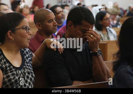 25. Mai 2022, Uvalde, Texas, USA: People React during a Mass for Opfers of the Robb Elementary School Shooting in Sacred Heart Church in Uvalde, Texas, Mittwoch, 25. Mai 2022. (Foto: © Jerry Lara/San Antonio Express-News via ZUMA Press Wire) Stockfoto