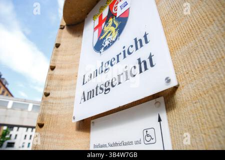 Das Landgericht Mainz ist ein Gericht der ordentlichen Gerichtsbarkeit. Es ist eines von vier Landgerichten im Bezirk des Oberlandesgerichts Koblenz. Im Bild: Blick auf den Eingangsbereich des Land- und Amtsgerichts mit Schild und Schriftzug, aufgenommen am 26.04.2025 in Mainz in Deutschland. // das Landgericht Mainz ist ein ordentliches Gericht. Es ist eines von vier Landgerichten im Bezirk des Oberlandesgerichts Koblenz im Bild: Ansicht des Eingangsbereiches des Landes- und Amtsgerichts mit Schild und Schriftzug, aufgenommen am 26. April 2025 in Mainz. - 202504 Stockfoto