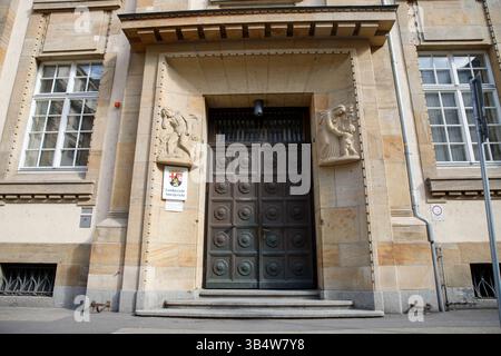 Das Landgericht Mainz ist ein Gericht der ordentlichen Gerichtsbarkeit. Es ist eines von vier Landgerichten im Bezirk des Oberlandesgerichts Koblenz. Im Bild: Blick auf den Eingangsbereich des Land- und Amtsgerichts mit Schild und Schriftzug, aufgenommen am 26.04.2025 in Mainz in Deutschland. // das Landgericht Mainz ist ein ordentliches Gericht. Es ist eines von vier Landgerichten im Bezirk des Oberlandesgerichts Koblenz im Bild: Ansicht des Eingangsbereiches des Landes- und Amtsgerichts mit Schild und Schriftzug, aufgenommen am 26. April 2025 in Mainz. - 202504 Stockfoto