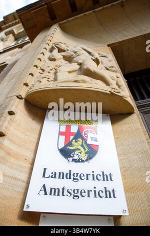 Das Landgericht Mainz ist ein Gericht der ordentlichen Gerichtsbarkeit. Es ist eines von vier Landgerichten im Bezirk des Oberlandesgerichts Koblenz. Im Bild: Blick auf den Eingangsbereich des Land- und Amtsgerichts mit Schild und Schriftzug, aufgenommen am 26.04.2025 in Mainz in Deutschland. // das Landgericht Mainz ist ein ordentliches Gericht. Es ist eines von vier Landgerichten im Bezirk des Oberlandesgerichts Koblenz im Bild: Ansicht des Eingangsbereiches des Landes- und Amtsgerichts mit Schild und Schriftzug, aufgenommen am 26. April 2025 in Mainz. - 202504 Stockfoto