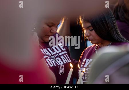 25. Mai 2022, Uvalde, Texas, Vereinigte Staaten von Amerika: Die Menschen trösten einander nach einer Mahnwache in der Uvalde County Fairplex Arena in Uvalde, Texas, am 25. Mai 2022. (Foto: © Josie Norris/San Antonio Express-News via ZUMA Press Wire) Stockfoto