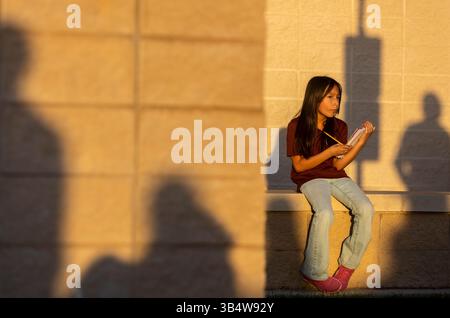 25. Mai 2022, Uvalde, Texas, Vereinigte Staaten von Amerika: Katelyn Castillo, 7 Jahre alt, wird von goldenem Licht beleuchtet, während sie nach einer Mahnwache in der Uvalde County Fairplex Arena am 25. Mai 2022 in Uvalde, Texas, färbt. (Foto: © Josie Norris/San Antonio Express-News via ZUMA Press Wire) Stockfoto