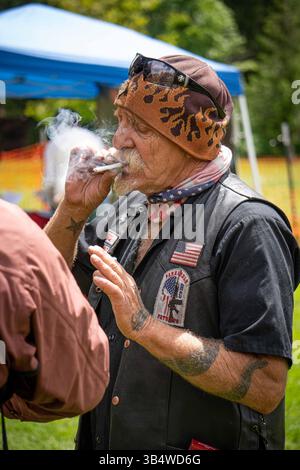 11. Juni 2022, Coeur d' Alene, Idaho, USA: Am 11. Juni 2022 veranstalteten Mitglieder des Panhandle Patriots Riding Club ihr jährliches Gun d'Alene-Event 3. im Stadtzentrum von Coeur d'Alene, Idaho. Viper, die Präsidentin des Reitclubs, oben abgebildet. (Bild: © Jake Lee Green/ZUMA Press Wire) Stockfoto