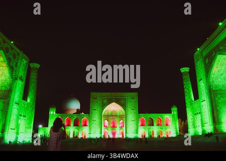 Samarkand, Usbekistan - 3. April 2024 : Lichtshow an den Fassaden der Madrassahs des Registan-Platzes in Samarkand, Usbekistan Stockfoto