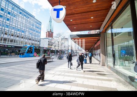 27. April 2025 Stockholm Schweden, Eingang zur U-Bahn T - centralen im Stadtzentrum mit Blick auf die Kirche und die Straßenbahn Stockfoto