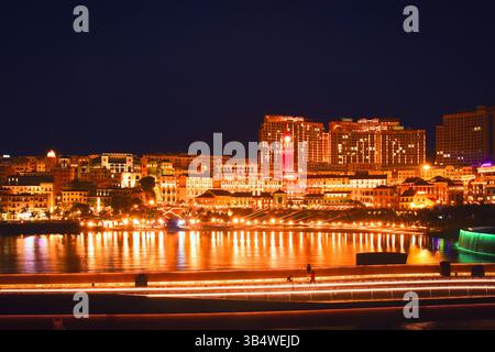Phuy Quoc, Vietnam - 15. februar 2024: Beleuchteter Strand bei Sonnenuntergang, Spitzenziel auf der Perleninsel Phu Quoc. Kiss Bridge. Berühmte europäer Stockfoto