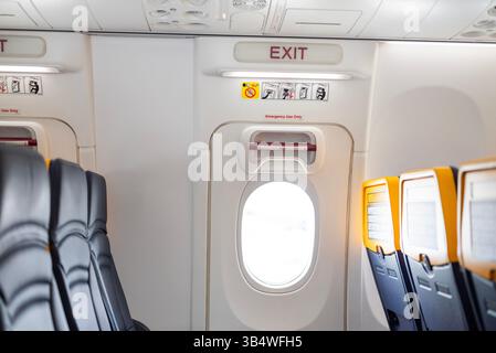 27. April 2025 Stockholm Schweden, Notausstieg in der Kabine eines Flugzeugs mit Sitzplätzen für Passagiere von Ryanair Airlines Stockfoto