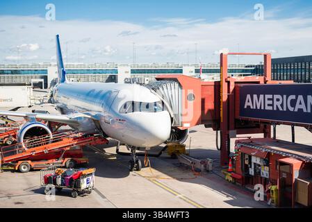 27. April 2025 Stockholm Schweden, Flugzeuge der Scandinavian Airlines SAS stehen im Terminal des Flughafens Arlanda in der Nähe des Flugsteigs für den Einstieg in die Passeng Stockfoto