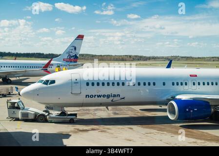 27. April 2025 Stockholm Schweden, Norwegian Airlines Flugzeuge stehen am Passagierflugsteig am Terminal des Flughafens Arlanda Stockfoto