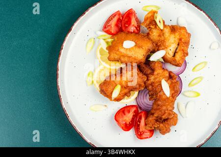 Köstliche Stücke von gebratenem Kabeljau auf einem Teller. Leerzeichen für Text. Stockfoto