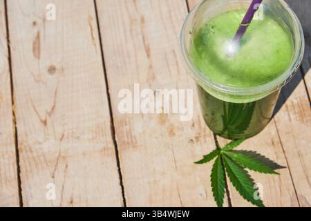 Grün Marihuana smoothie Juice auf weißem Hintergrund Stockfoto