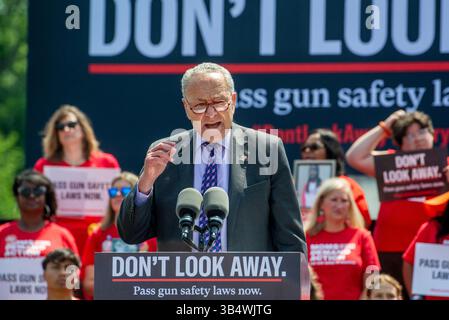 8. Juni 2022, Washington, District of Columbia, USA: Der Mehrheitsführer des US-Senats Chuck Schumer (Demokrat von New York) hält während eines Protestes von Everytown für Gun Safety und seinen Basisnetzwerken, Moms Demand Action und Students Demand Action, in der Nähe des US Capitol in Washington, Mittwoch, 8. Juni 2022 (Credit Image: © Rod Lamkey/CNP via ZUMA Press Wire) Stockfoto