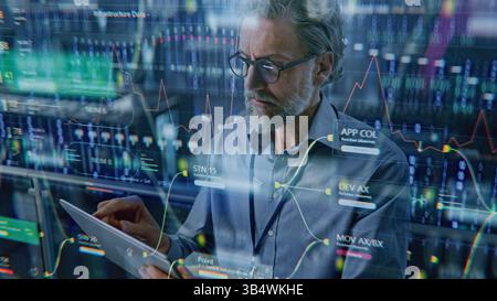 Futuristisches Big Data Center mit VFX: Professioneller Administrator mit Digital Tablet, Aktivierung von Servern. Informationstechnologie und Digitalisierung. Animierte Diagramme zu Cloud Computing, Web Service. Stockfoto