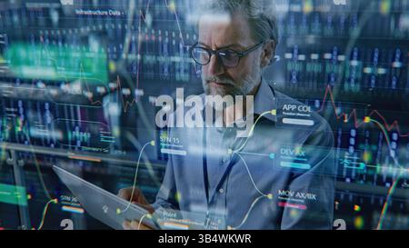 Futuristisches Big Data Center mit VFX: Professioneller Administrator mit Digital Tablet, Aktivierung von Servern. Informationstechnologie und Digitalisierung. Animierte Diagramme zu Cloud Computing, Web Service. Stockfoto