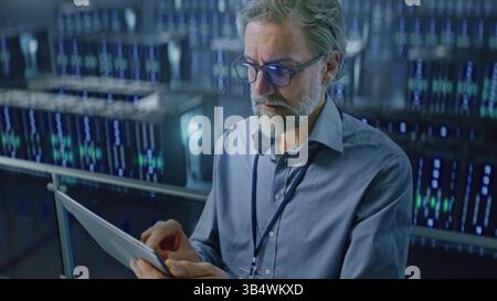 Big Data Center Professional Administrator Mit Digital Tablet, Server Aktivieren. Im Hintergrund: Server-Racks für Cloud-Computing-Technologie. Konzept der Informationsdigitalisierung, Web Service. Stockfoto