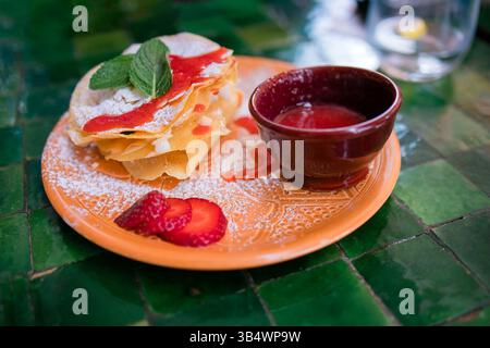 Dessert Milfey. Blätterteigstreifen mit Quark Creme Erdbeeren. Auf dunkelgrünem Hintergrund Stockfoto