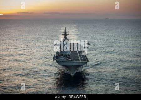 15. Juli 2022, Cadiz, Spanien: Ein AH-1Z Viper-Kampfhubschrauber der US-Marines, der dem Aviation Combat Element, 22nd Marine Expeditionary Unit, zugewiesen ist, startet vom Flugdeck des Amphibienangriffsschiffs der Wasp-Klasse USS Kearsarge, das am 15. Juli 2022 in der Nähe von Cadiz, Spanien, im Atlantik segelt. (Kreditbild: © CPL. Yvonna Guyette/U.S. Marine/Planet Pix über ZUMA Press Wire) Stockfoto