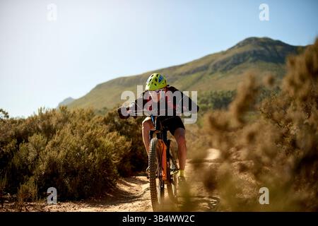 Radsport, Sport und Sportler auf dem Feldweg für Schotterrennen, Challenge oder Wettkampftraining. Fitness, Mountainbike und Radfahrer fahren weiter Stockfoto