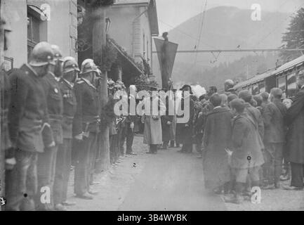 Eine Fotografie aus dem Jahr 1905, die Kaiser Franz Joseph I. während eines weiteren Staatsbesuchs zeigt. Das Bild unterstreicht seine Rolle als prominenter europäischer Führer und unterstreicht seine kaiserliche Autorität während des frühen 20. Jahrhunderts. Stockfoto