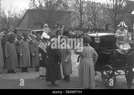 Eine Fotografie aus dem Jahr 1901, die Kaiser Franz Joseph I. bei einem Staatsbesuch zeigt. Das Bild fängt ihn in einem formalen Rahmen ein und unterstreicht seine diplomatische Rolle als Herrscher des österreichisch-ungarischen Reiches. Stockfoto