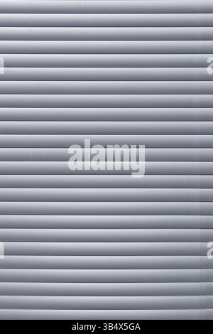 Graue, metallische horizontale Linien schaffen eine moderne Hintergrundstruktur Stockfoto