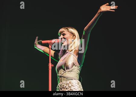 Kopenhagen, Dänemark. April 2025. Die norwegische Sängerin und Songwriterin Aurora gibt ein Live-Konzert im KB Hallen in Frederiksberg, Kopenhagen. Stockfoto