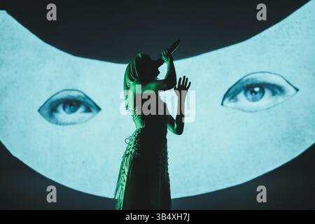 Kopenhagen, Dänemark. April 2025. Die norwegische Sängerin und Songwriterin Aurora gibt ein Live-Konzert im KB Hallen in Frederiksberg, Kopenhagen. Stockfoto