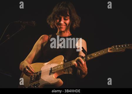 Kopenhagen, Dänemark. April 2025. Der französische Sänger, Songwriter und Musiker Pomme gibt ein Live-Konzert im KB Hallen in Frederiksberg, Kopenhagen. Stockfoto