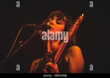 Kopenhagen, Dänemark. April 2025. Der französische Sänger, Songwriter und Musiker Pomme gibt ein Live-Konzert im KB Hallen in Frederiksberg, Kopenhagen. Stockfoto