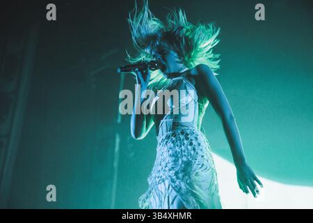 Kopenhagen, Dänemark. April 2025. Die norwegische Sängerin und Songwriterin Aurora gibt ein Live-Konzert im KB Hallen in Frederiksberg, Kopenhagen. Stockfoto