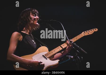 Kopenhagen, Dänemark. April 2025. Der französische Sänger, Songwriter und Musiker Pomme gibt ein Live-Konzert im KB Hallen in Frederiksberg, Kopenhagen. Stockfoto