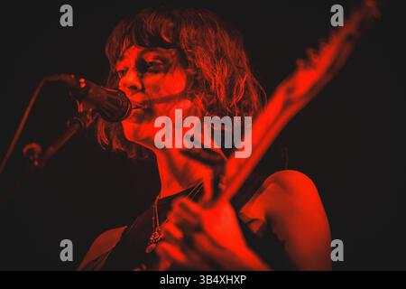 Kopenhagen, Dänemark. April 2025. Der französische Sänger, Songwriter und Musiker Pomme gibt ein Live-Konzert im KB Hallen in Frederiksberg, Kopenhagen. Stockfoto