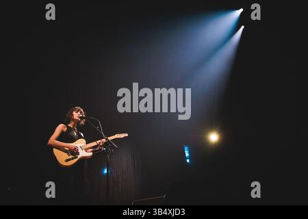 Kopenhagen, Dänemark. April 2025. Der französische Sänger, Songwriter und Musiker Pomme gibt ein Live-Konzert im KB Hallen in Frederiksberg, Kopenhagen. Stockfoto