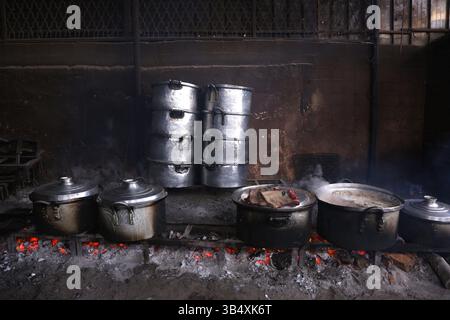 23. April 2022, Rafah, Gazastreifen, Palästina: Palästinenser kochen über Feuer. Suleiman Al-Aloul Madi verwendet seit 50 Jahren Feuer, um Speisen zu kochen, während er Mahlzeiten nach den Wünschen des Kunden zubereitet. Dies hilft ihm auch, die schwierigen Bedingungen im Gazastreifen zu überwinden. (Bild: © Samar Abu Elouf/ZUMA Press Wire Service) Stockfoto