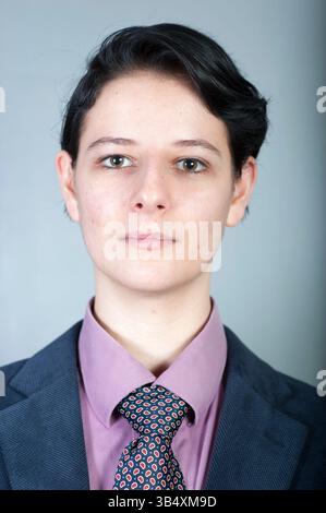 Studio Portret eines jungen Erwachsenen, einer kaukasischen Frau, CrossDressed as a Modern man. Tilburg, Niederlande. MR=JA Stockfoto