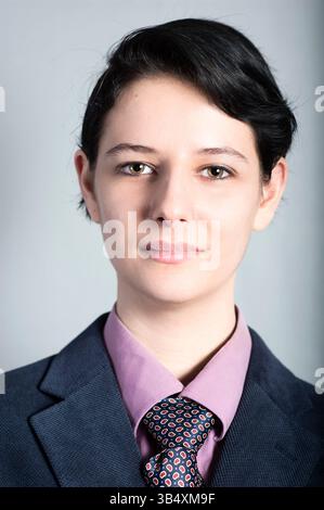 Studio Portret eines jungen Erwachsenen, einer kaukasischen Frau, CrossDressed as a Modern man. Tilburg, Niederlande. MR=JA Stockfoto