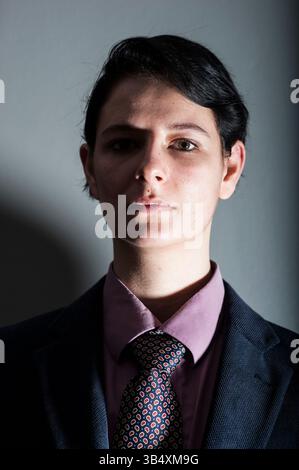 Studio Portret eines jungen Erwachsenen, einer kaukasischen Frau, CrossDressed as a Modern man. Tilburg, Niederlande. MR=JA Stockfoto