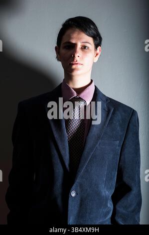 Studio Portret eines jungen Erwachsenen, einer kaukasischen Frau, CrossDressed as a Modern man. Tilburg, Niederlande. MR=JA Stockfoto