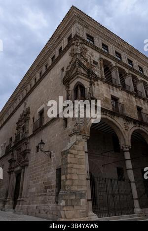 Jabalquinto Palast mit Renaissance-Architektur mit komplexen Steinbögen und kunstvoller Fassade in baeza, spanien Stockfoto
