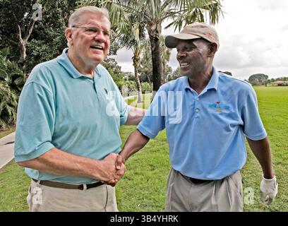 27. Juni 2022: Wide Receiver Marlin Briscoe, rechts, begrüßt Offensive Line Coach Monte Clark, links. Beide sind Miami Dolphins '72 Alumni. (Foto: © John Vanbeekum/Miami Herald/TNS via ZUMA Press Wire) Stockfoto