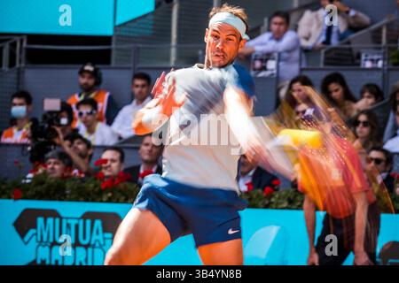 5. Mai 2022, Madrid, Spanien: RAFAEL NADAL (ESP) gibt am 8. Tag der Madrid Open 2022 den Ball an David Goffin (BEL) zurück. Nadal gewann mit 6:3, 5:7, 7:6(9). (Foto: © Matthias Oesterle/ZUMA Press Wire) Stockfoto