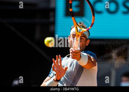 5. Mai 2022, Madrid, Spanien: RAFAEL NADAL (ESP) gibt am 8. Tag der Madrid Open 2022 den Ball an David Goffin (BEL) zurück. Nadal gewann mit 6:3, 5:7, 7:6(9). (Foto: © Matthias Oesterle/ZUMA Press Wire) Stockfoto